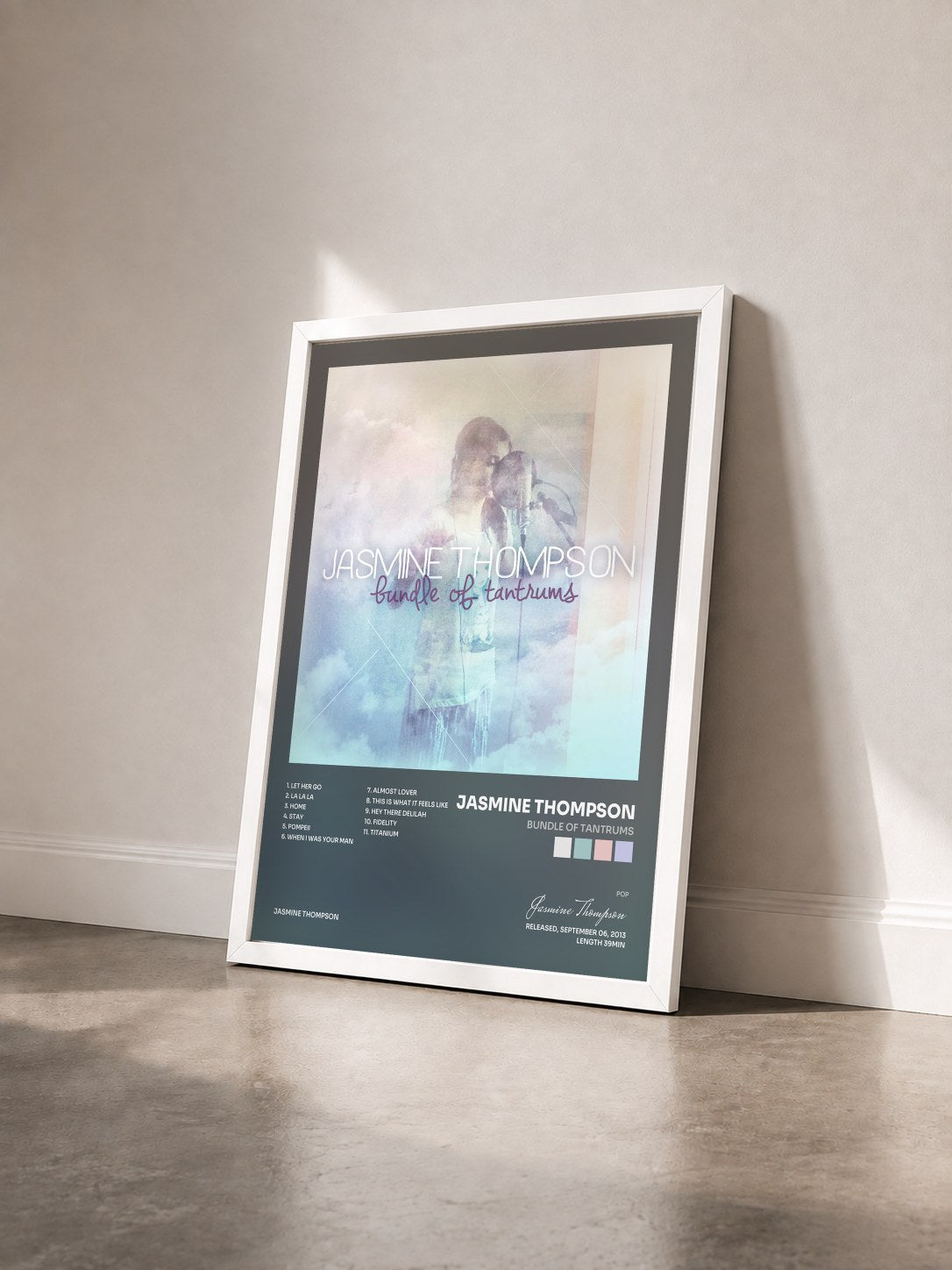 #blanc Tableau de l'album Bundle of Tantrums de Jasmine Thompson vu de trois quarts, cadre blanc