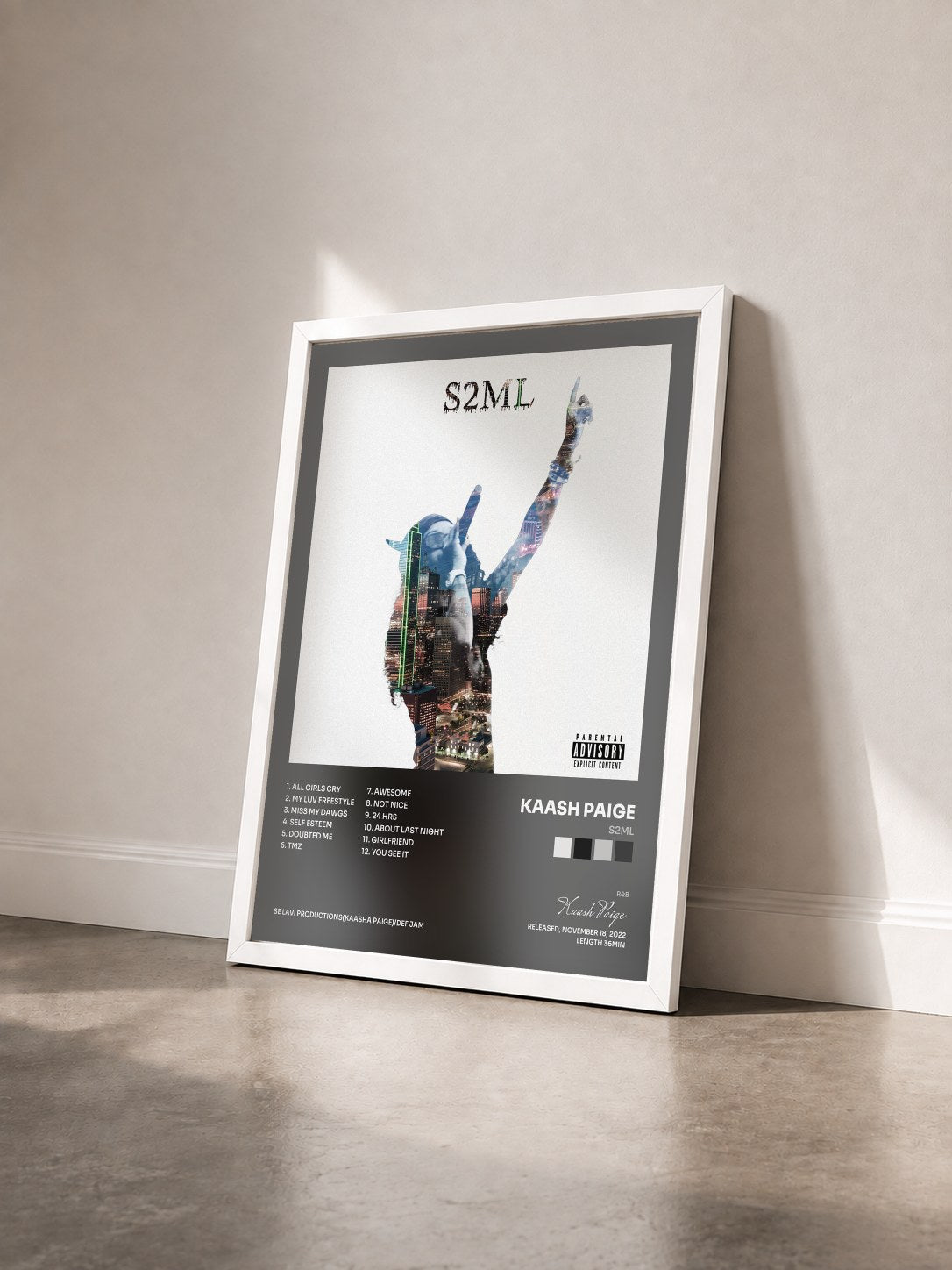#blanc Tableau de l'album S2ML de Kaash Paige vu de trois quarts, cadre blanc