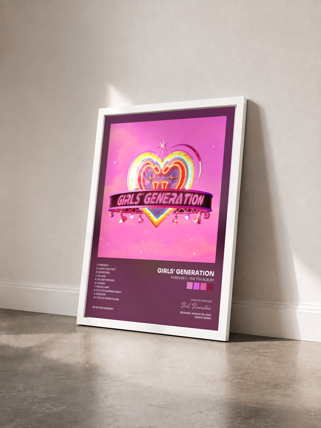 #blanc Tableau de l'album FOREVER 1 - The 7th Album de Girls' Generation vu de trois quarts, cadre blanc