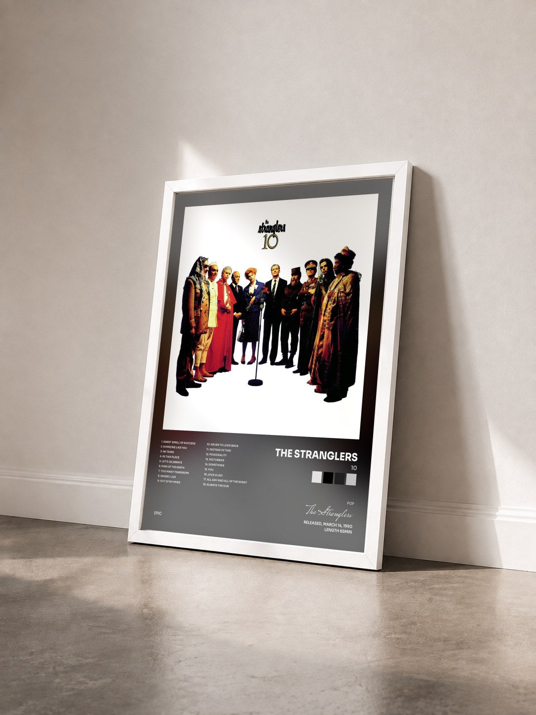 #blanc Tableau de l'album 10 de The Stranglers vu de trois quarts, cadre blanc