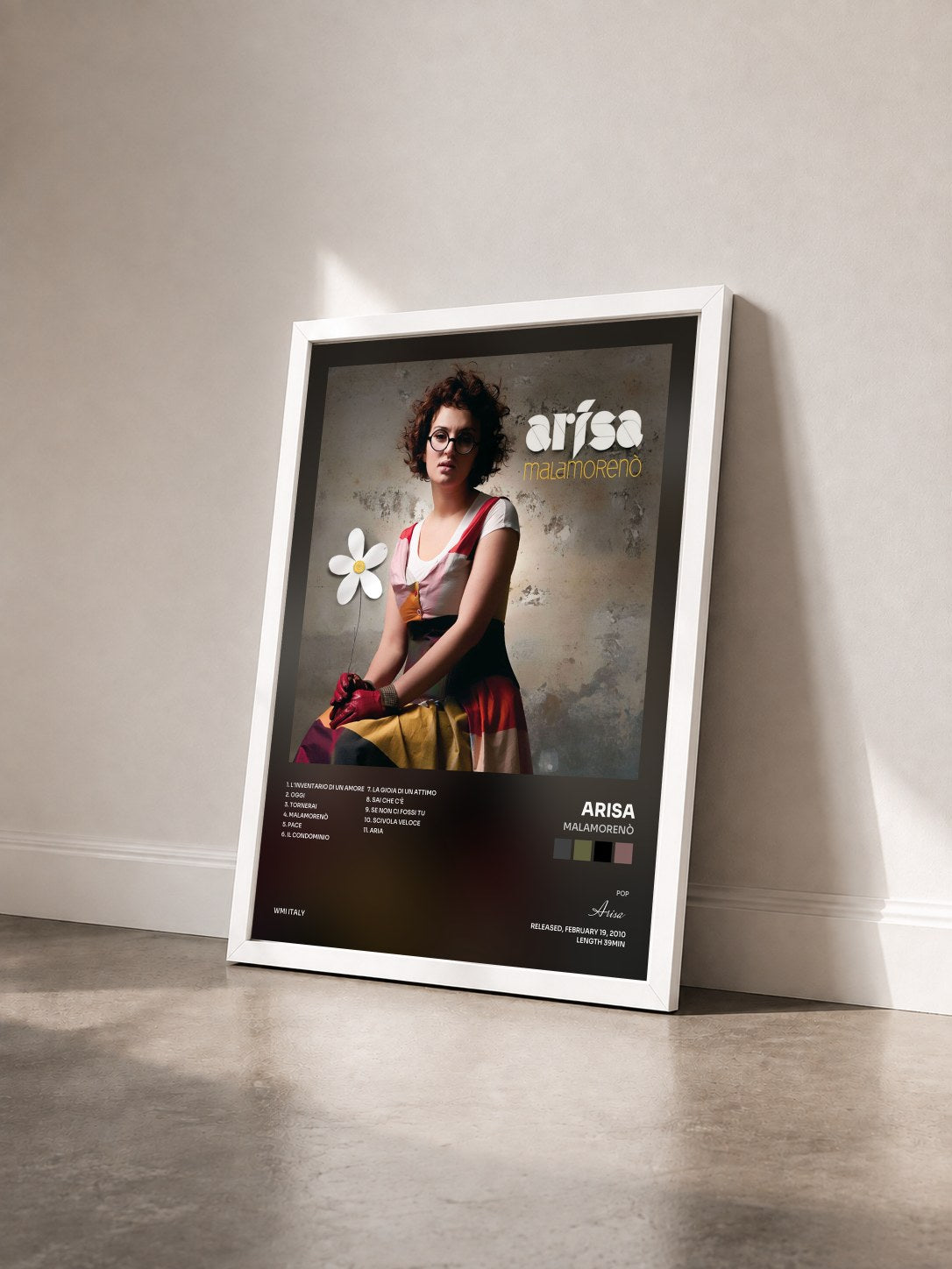 #blanc Tableau de l'album Malamorenò de Arisa vu de trois quarts, cadre blanc
