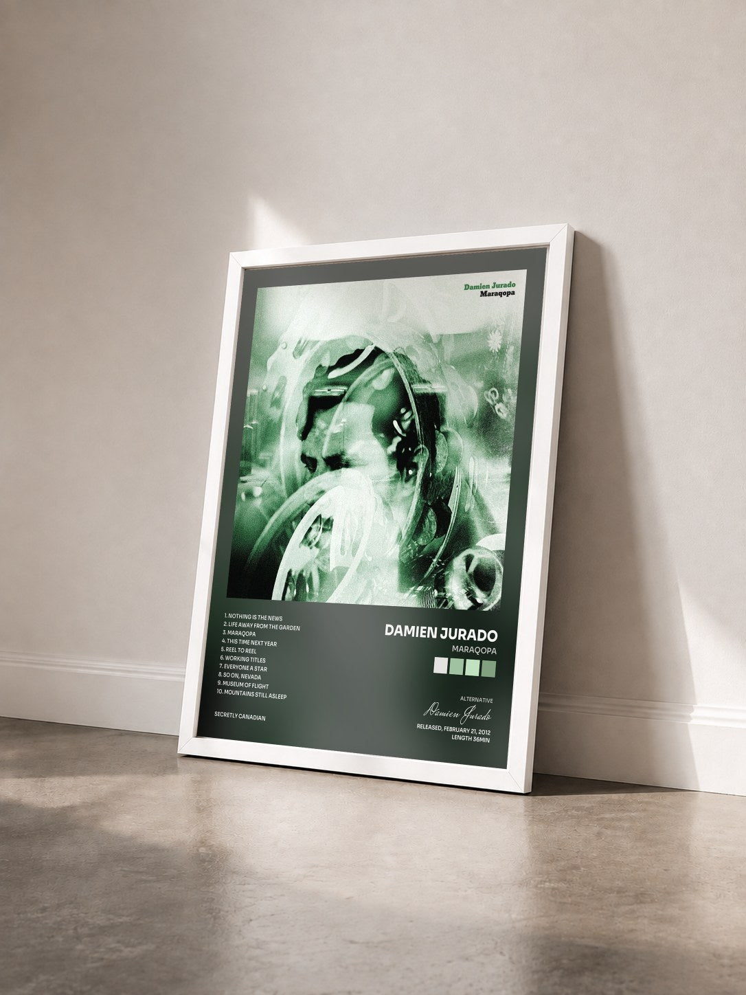 #blanc Tableau de l'album Maraqopa de Damien Jurado vu de trois quarts, cadre blanc