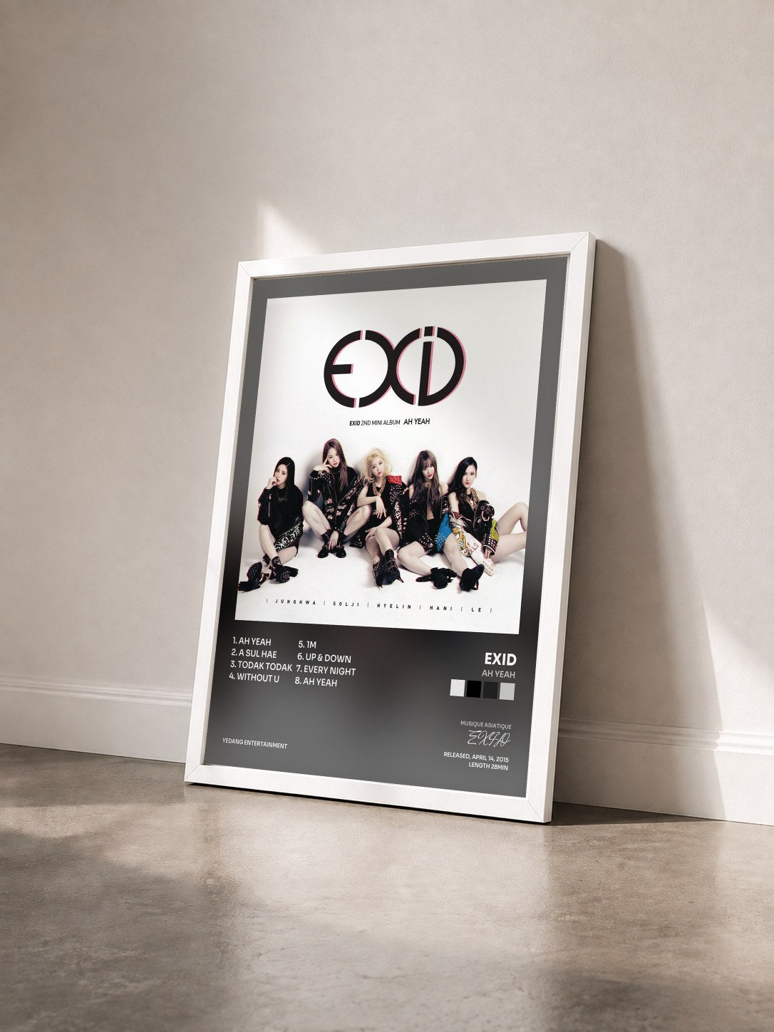 #blanc Tableau de l'album AH YEAH de EXID vu de trois quarts, cadre blanc