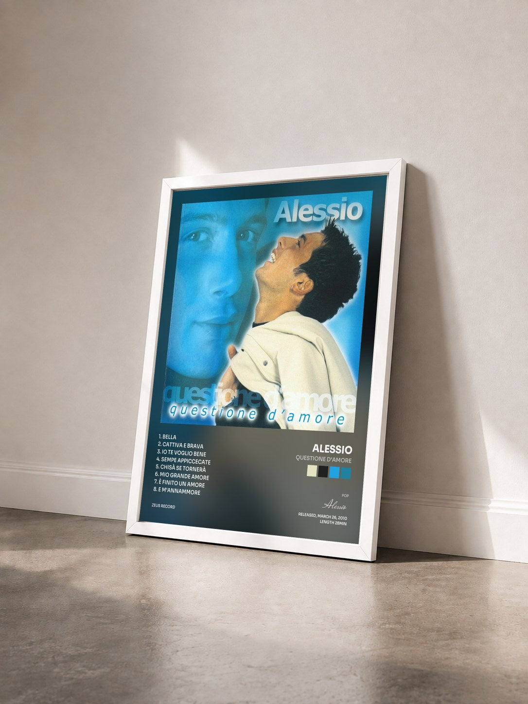 #blanc Tableau de l'album Questione d'amore de Alessio vu de trois quarts, cadre blanc