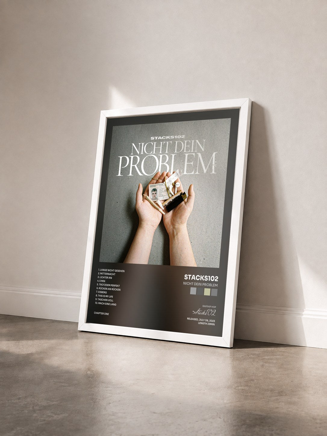 #blanc Tableau de l'album NICHT DEIN PROBLEM de Stacks102 vu de trois quarts, cadre blanc