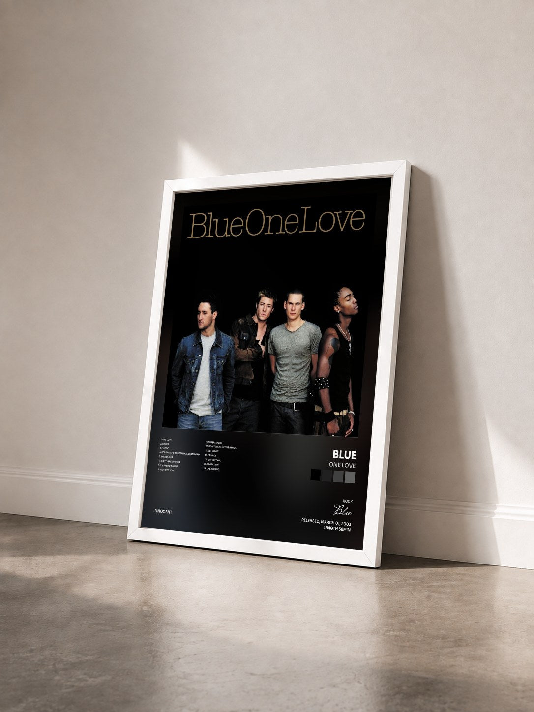 #blanc Tableau de l'album One Love de Blue vu de trois quarts, cadre blanc