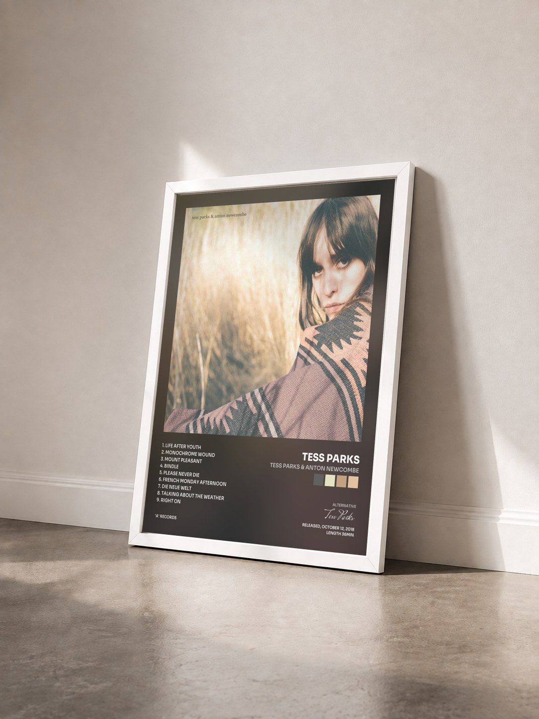 #blanc Tableau de l'album Tess Parks & Anton Newcombe de Tess Parks vu de trois quarts, cadre blanc