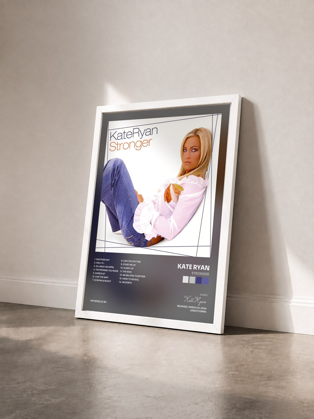 #blanc Tableau de l'album Stronger de Kate Ryan vu de trois quarts, cadre blanc