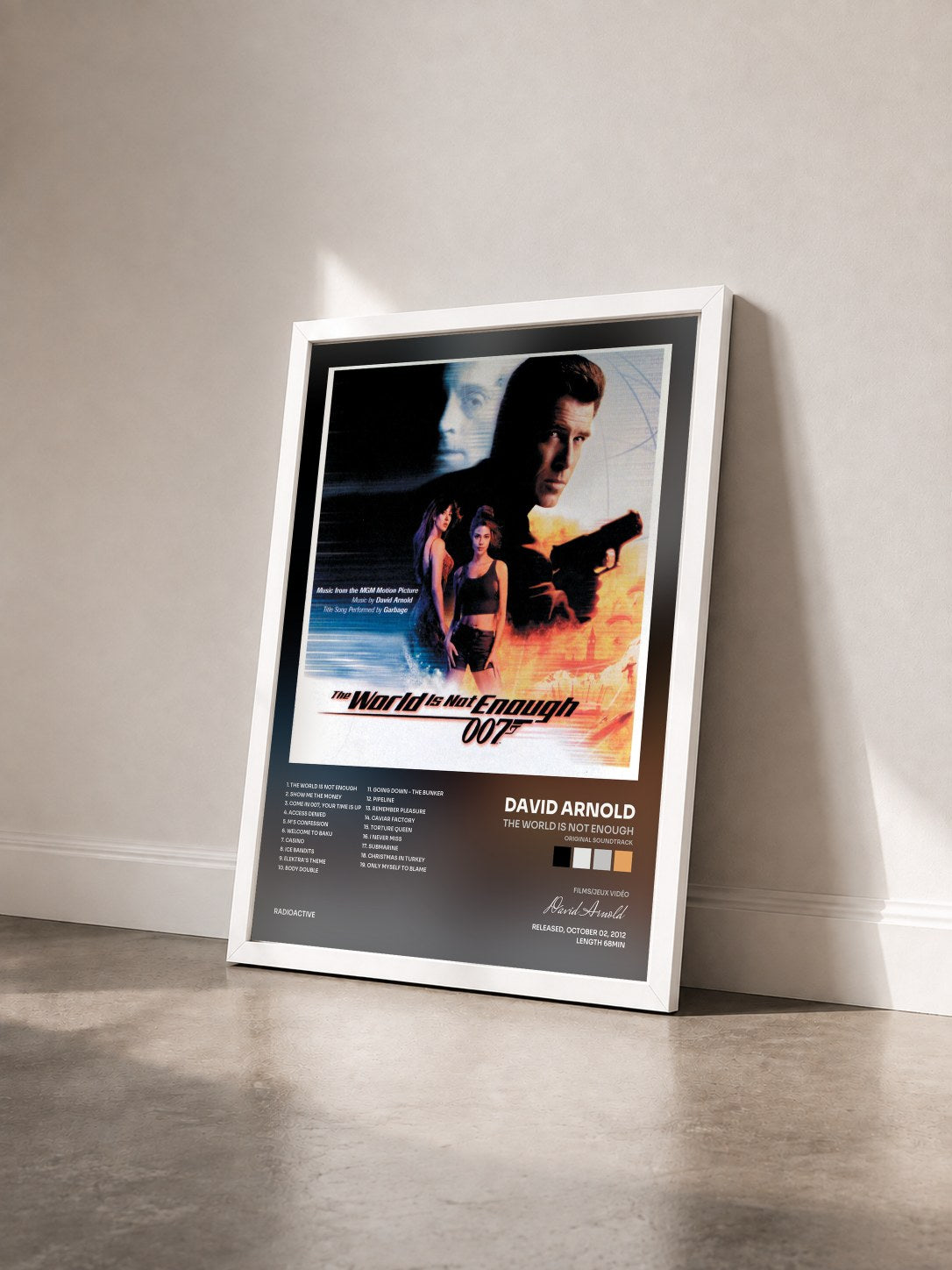 #blanc Tableau de l'album The World Is Not Enough (Original Soundtrack) de David Arnold vu de trois quarts, cadre blanc