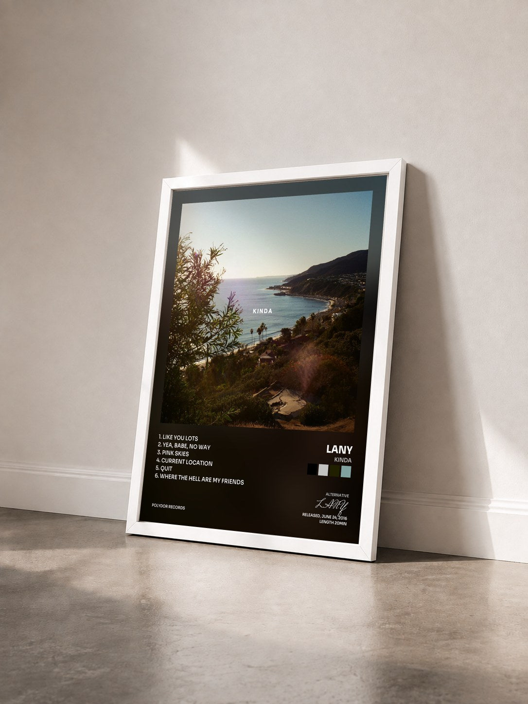 #blanc Tableau de l'album kinda de LANY vu de trois quarts, cadre blanc