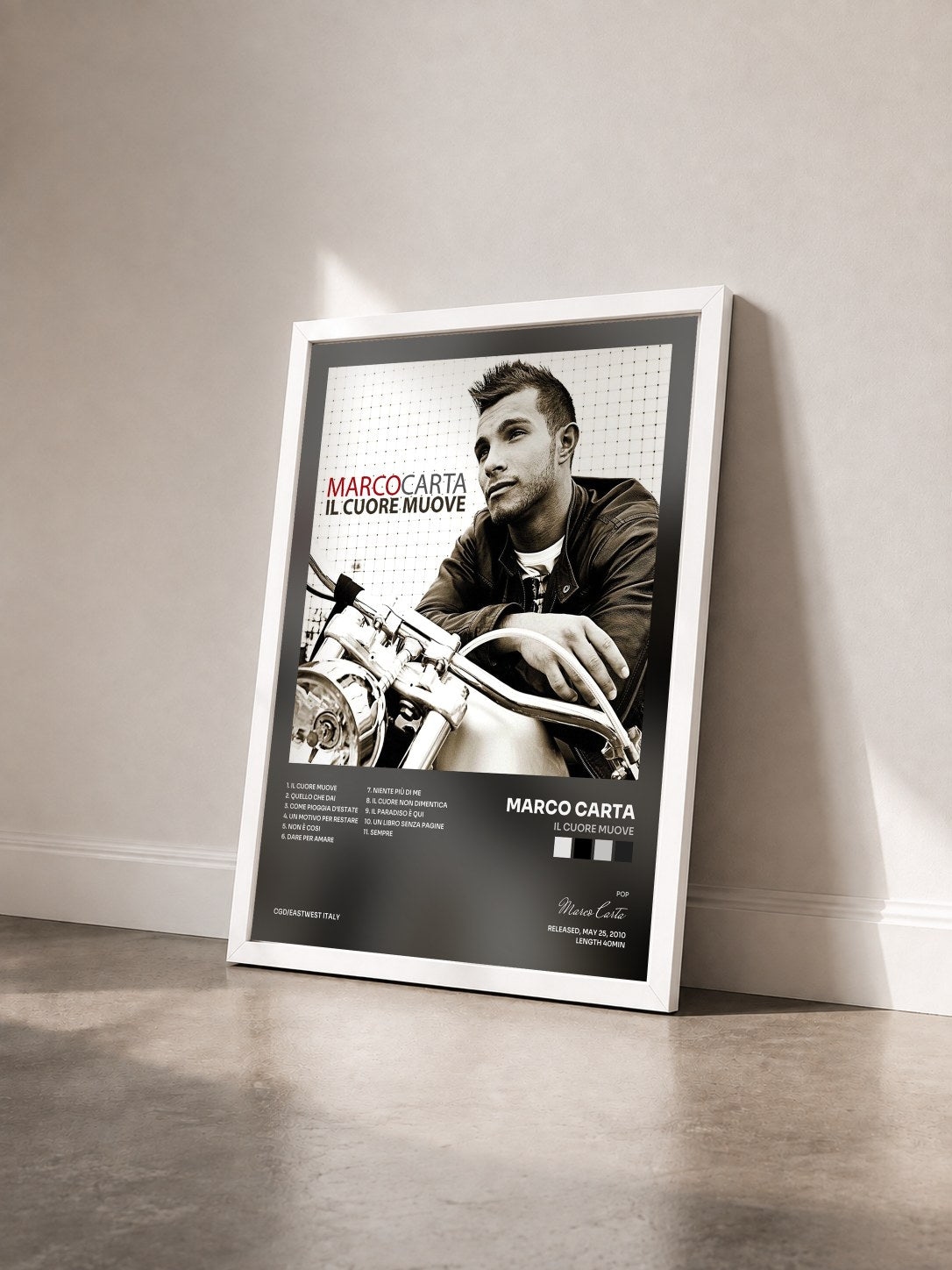 #blanc Tableau de l'album Il cuore muove de Marco Carta vu de trois quarts, cadre blanc
