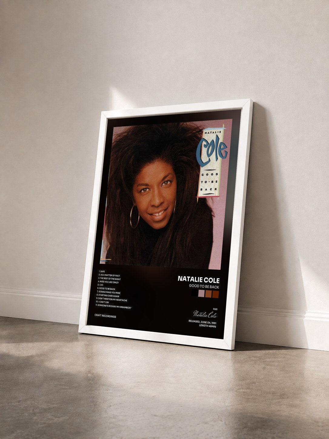 #blanc Tableau de l'album Good To Be Back de Natalie Cole vu de trois quarts, cadre blanc