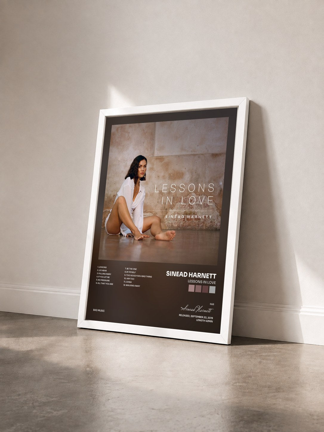 #blanc Tableau de l'album Lessons in Love de Sinead Harnett vu de trois quarts, cadre blanc