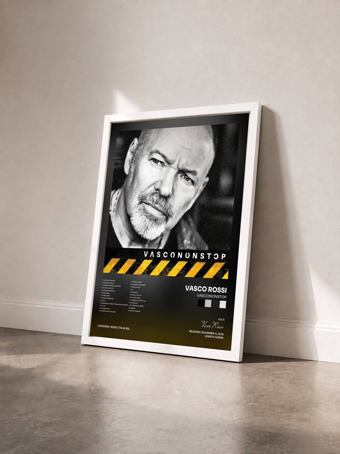 #blanc Tableau de l'album VASCONONSTOP de Vasco Rossi vu de trois quarts, cadre blanc