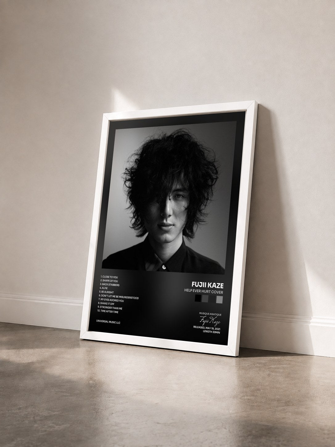 #blanc Tableau de l'album HELP EVER HURT COVER de Fujii Kaze vu de trois quarts, cadre blanc