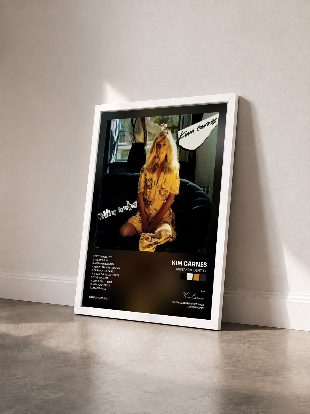 #blanc Tableau de l'album Mistaken Identity de Kim Carnes vu de trois quarts, cadre blanc
