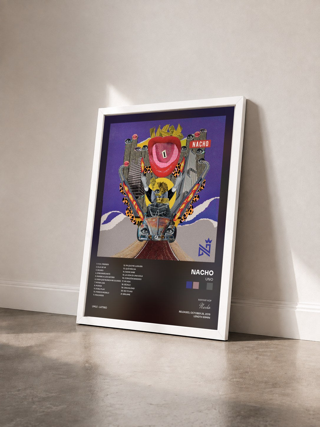 #blanc Tableau de l'album UNO de Nacho vu de trois quarts, cadre blanc