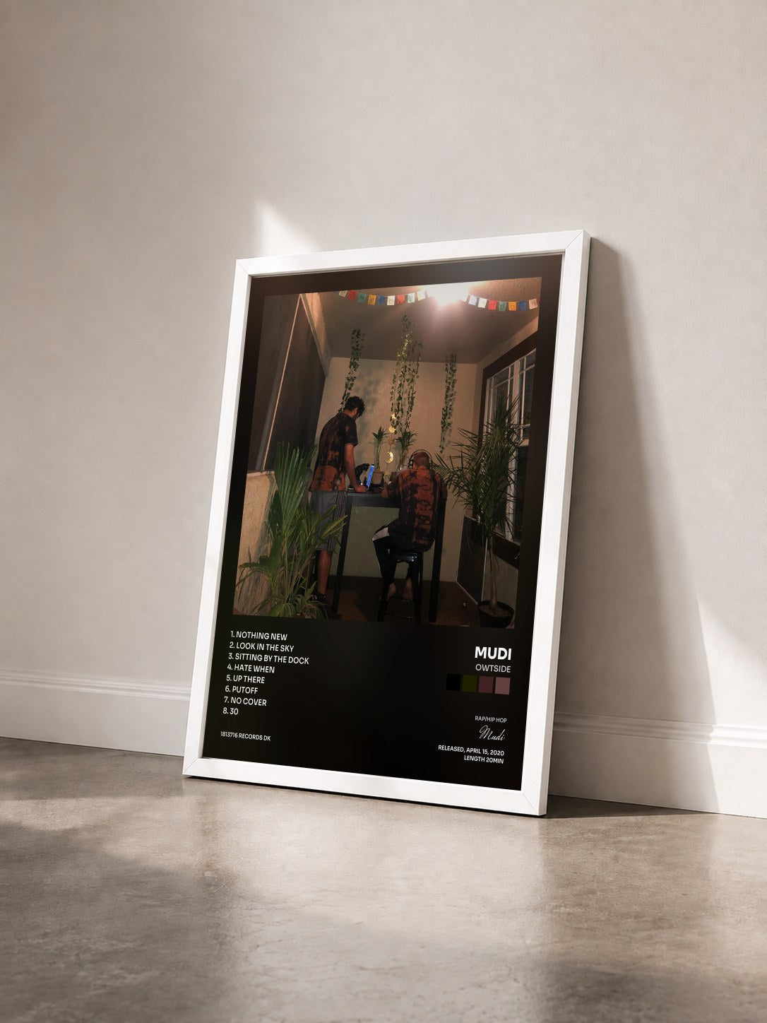 #blanc Tableau de l'album Owtside de Mudi vu de trois quarts, cadre blanc