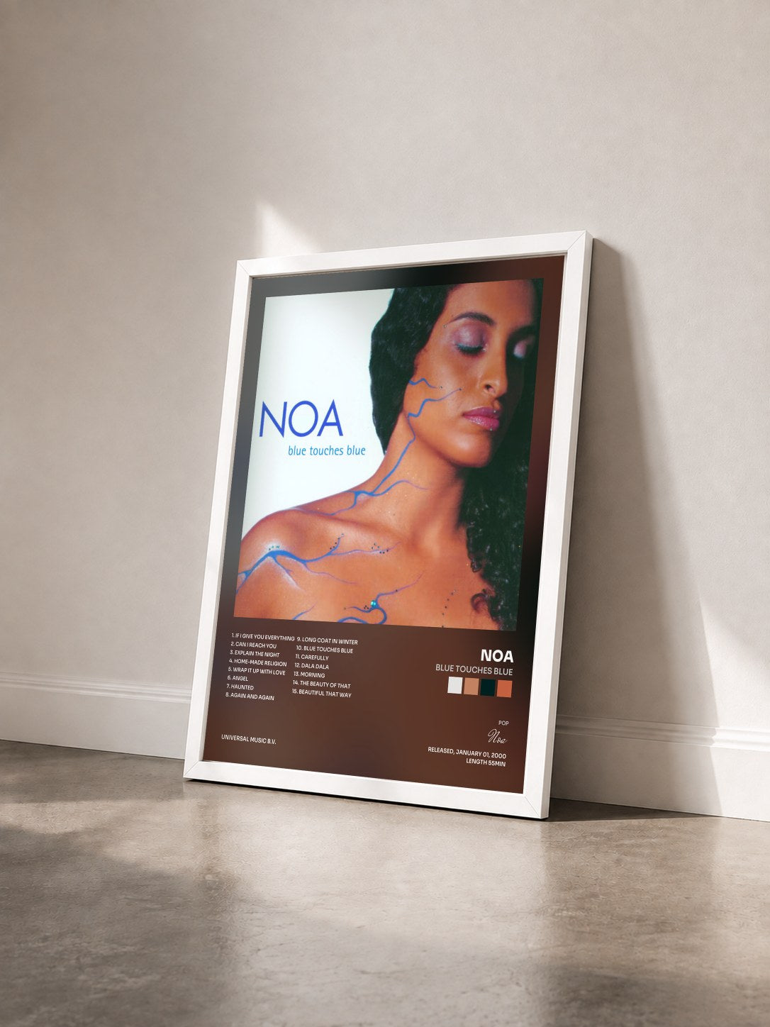 #blanc Tableau de l'album Blue Touches Blue de Noa vu de trois quarts, cadre blanc