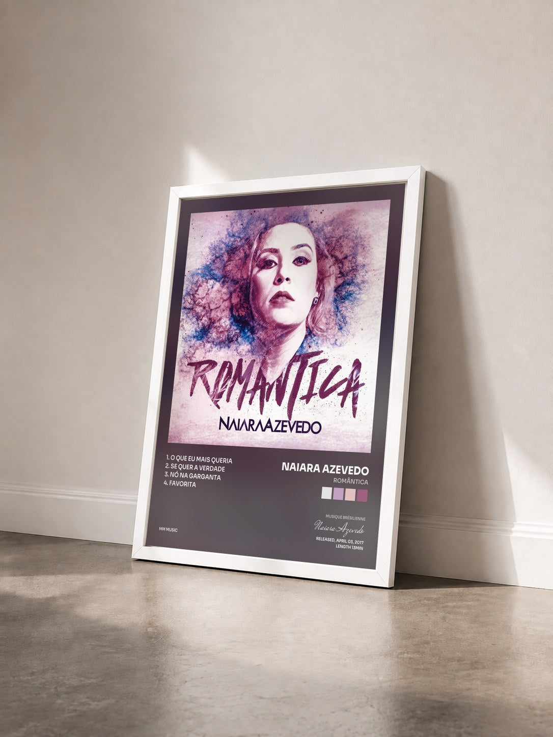 #blanc Tableau de l'album Romântica de Naiara Azevedo vu de trois quarts, cadre blanc