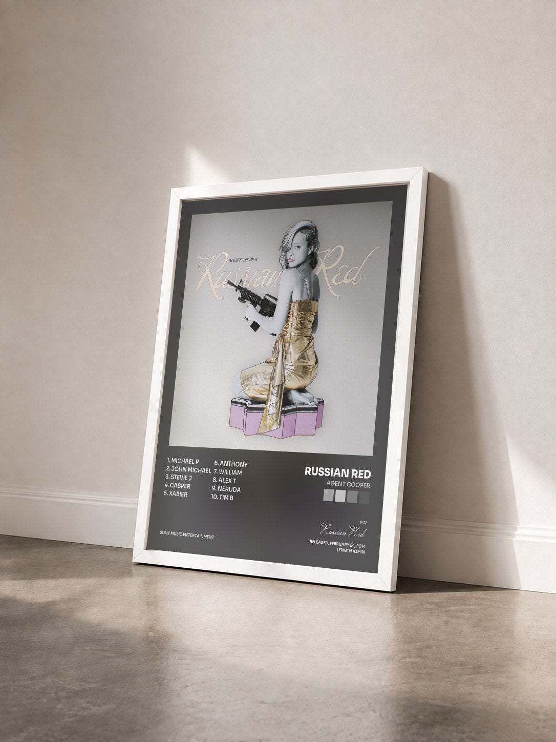 #blanc Tableau de l'album Agent Cooper de Russian Red vu de trois quarts, cadre blanc