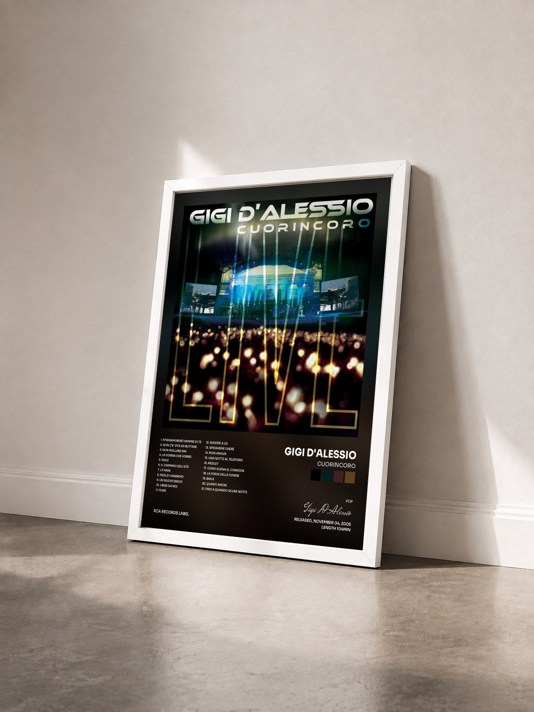 #blanc Tableau de l'album Cuorincoro de Gigi D'Alessio vu de trois quarts, cadre blanc
