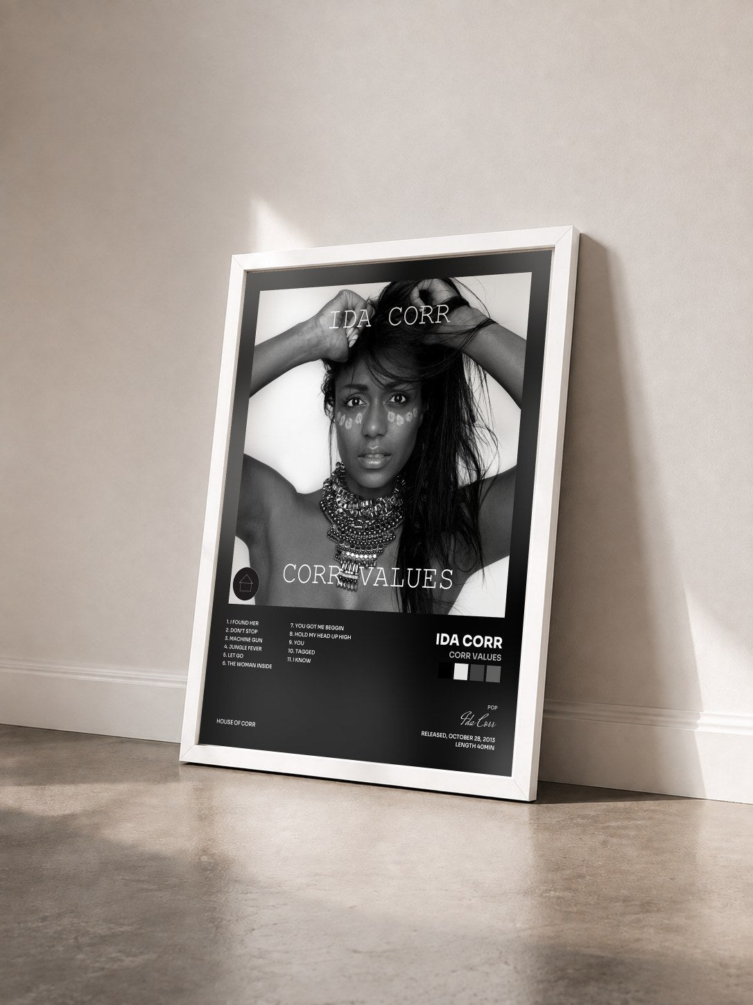 #blanc Tableau de l'album Corr Values de Ida Corr vu de trois quarts, cadre blanc