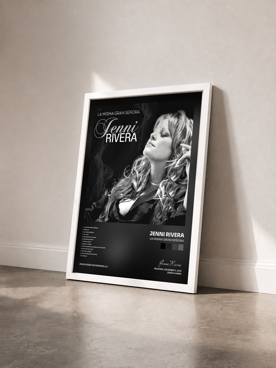#blanc Tableau de l'album La Misma Gran Señora de Jenni Rivera vu de trois quarts, cadre blanc