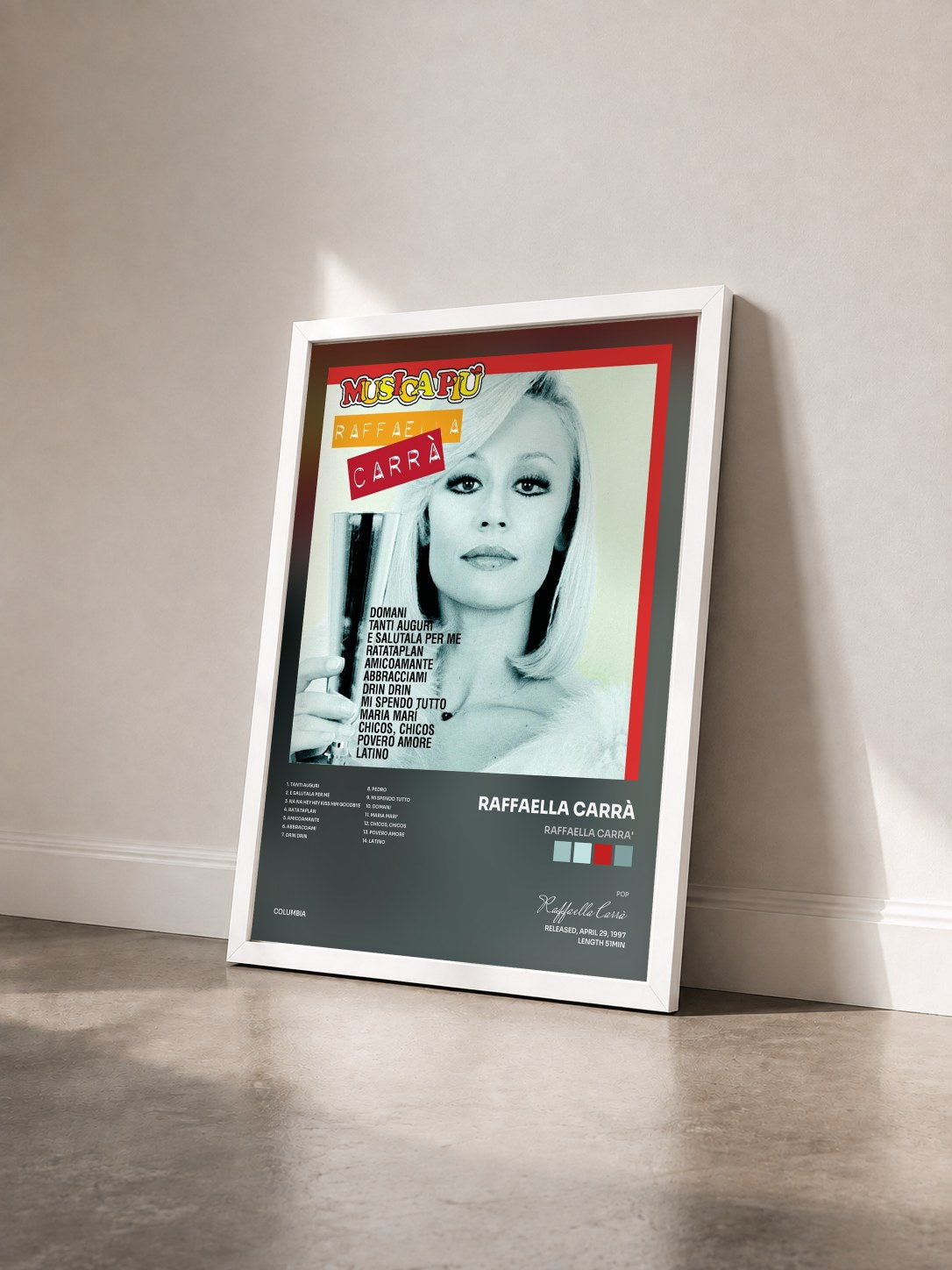 #blanc Tableau de l'album Raffaella Carra' de Raffaella Carrà vu de trois quarts, cadre blanc