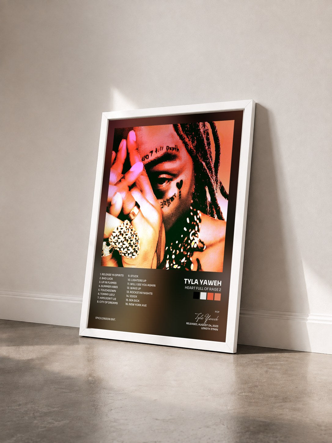 #blanc Tableau de l'album Heart Full of Rage 2 de Tyla Yaweh vu de trois quarts, cadre blanc