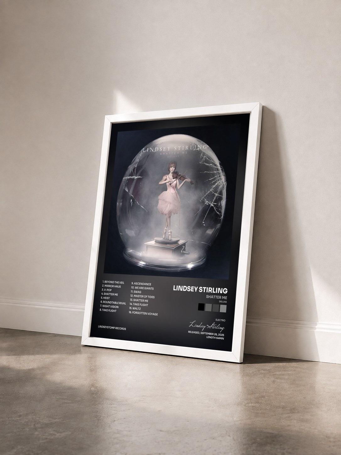 #blanc Tableau de l'album Shatter Me (Deluxe) de Lindsey Stirling vu de trois quarts, cadre blanc