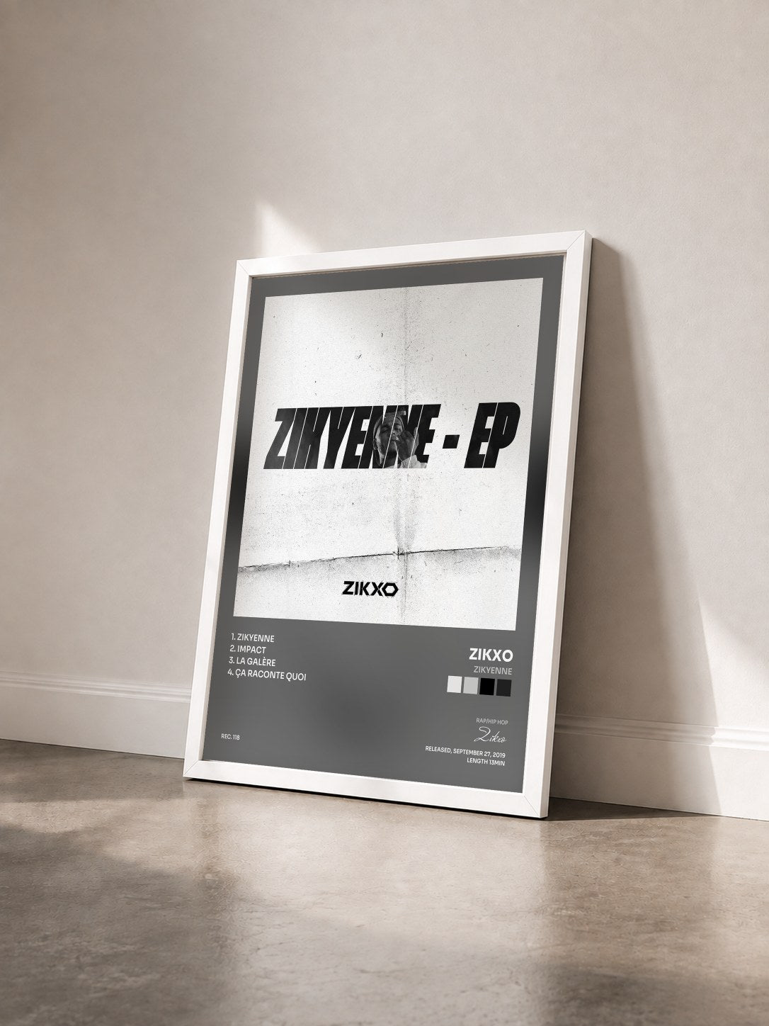 #blanc Tableau de l'album Zikyenne de Zikxo vu de trois quarts, cadre blanc
