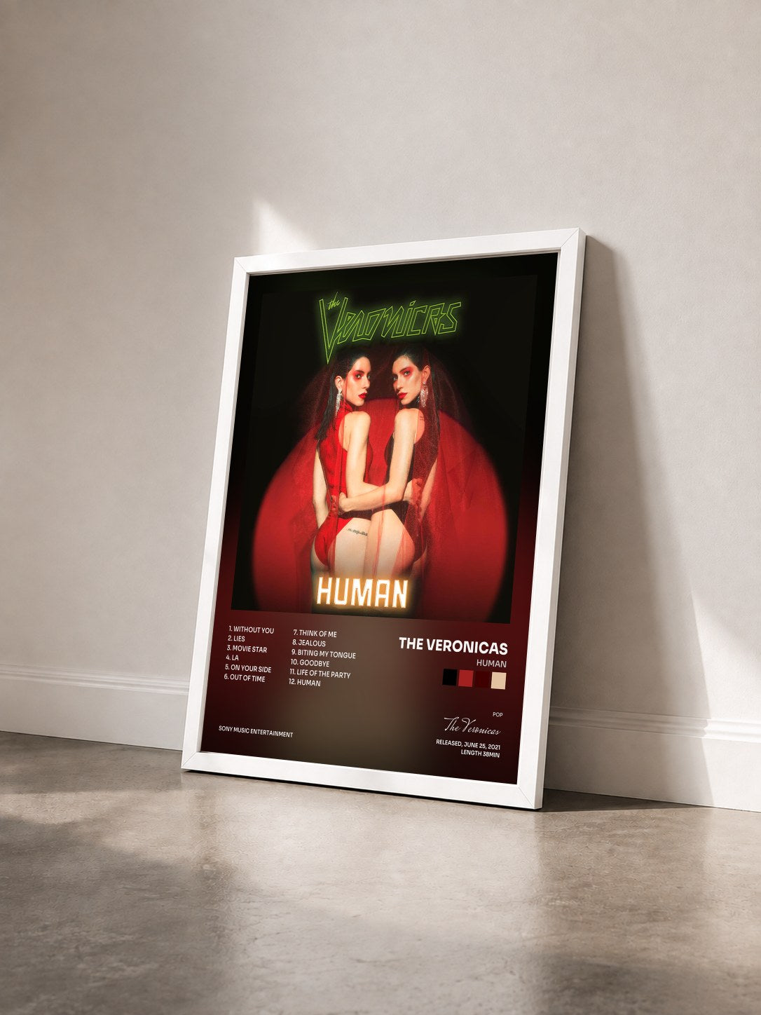 #blanc Tableau de l'album HUMAN de The Veronicas vu de trois quarts, cadre blanc