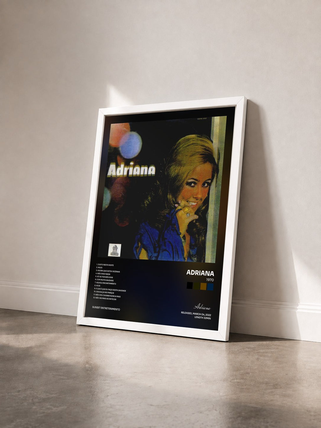 #blanc Tableau de l'album 1970 de Adriana vu de trois quarts, cadre blanc