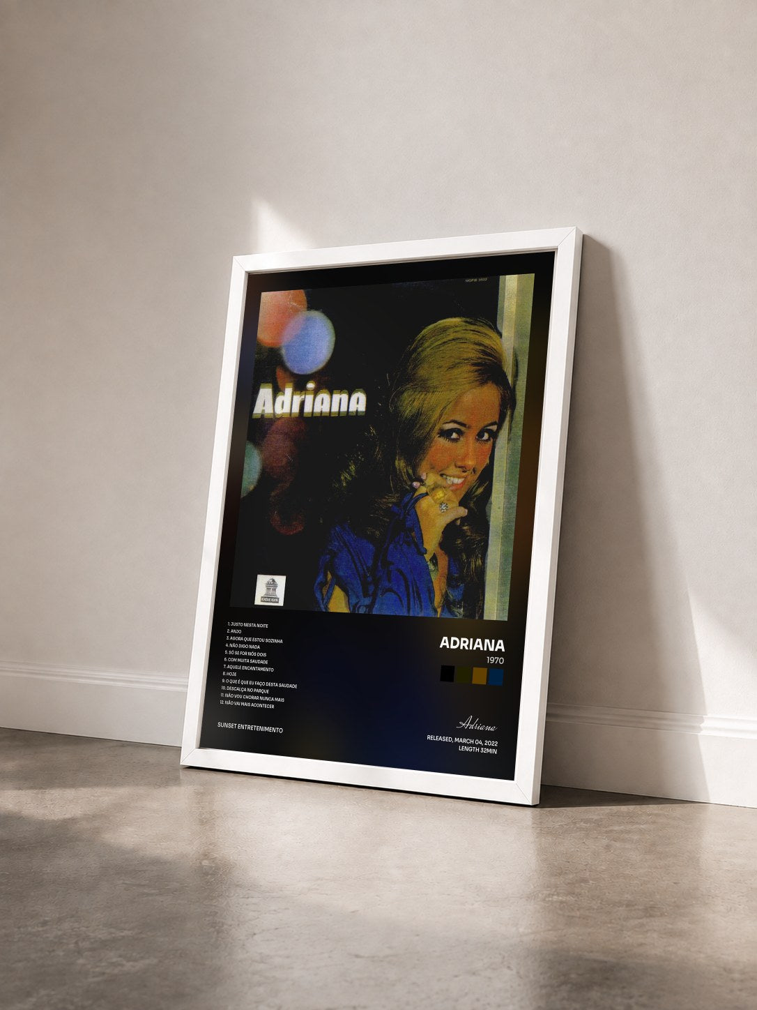 #blanc Tableau de l'album 1970 de Adriana vu de trois quarts, cadre blanc