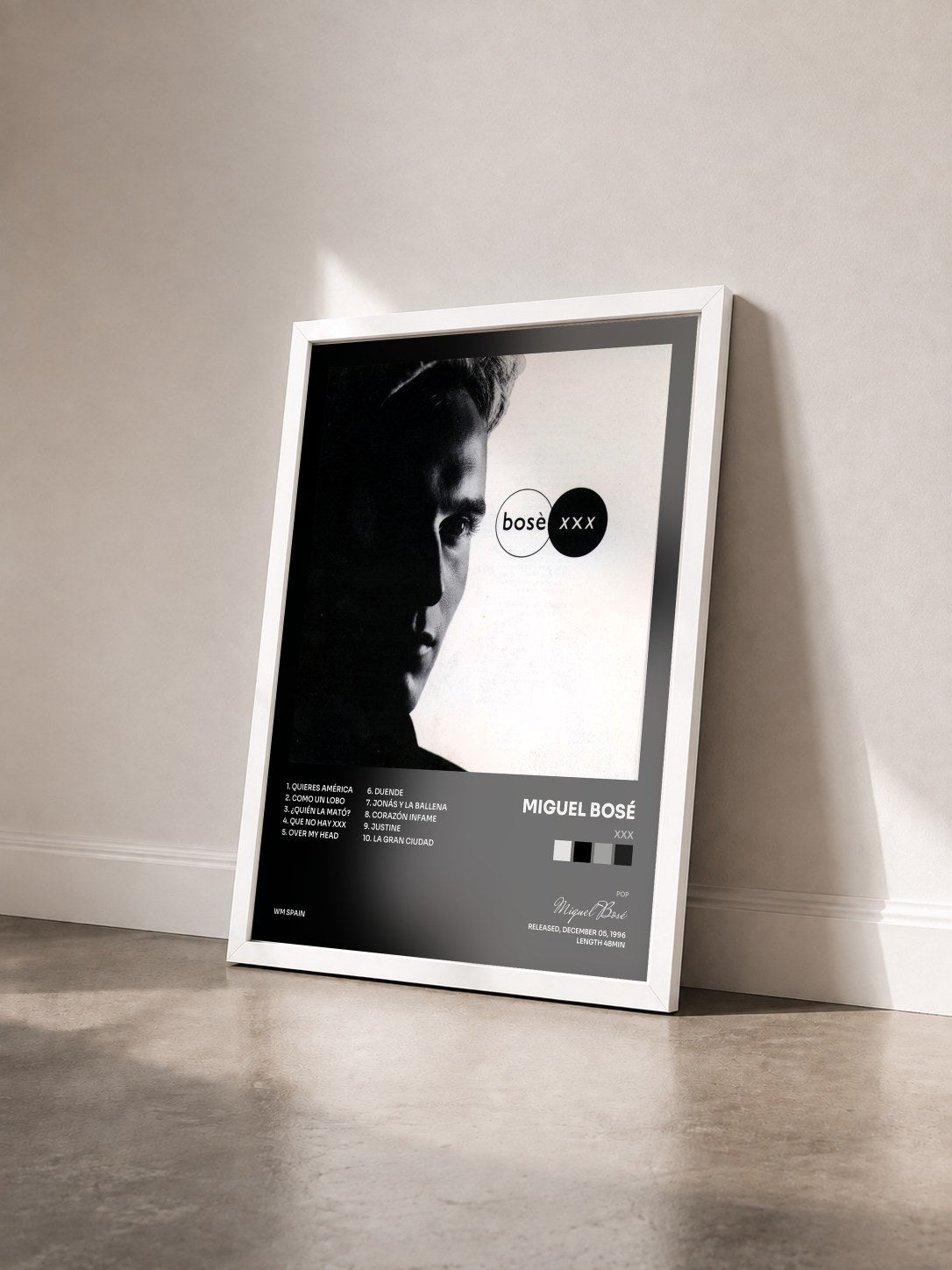 #blanc Tableau de l'album XXX de Miguel Bosé vu de trois quarts, cadre blanc