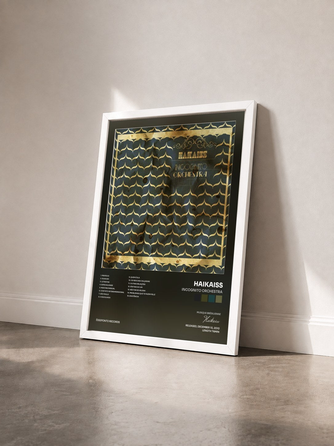 #blanc Tableau de l'album Incognito Orchestra de Haikaiss vu de trois quarts, cadre blanc