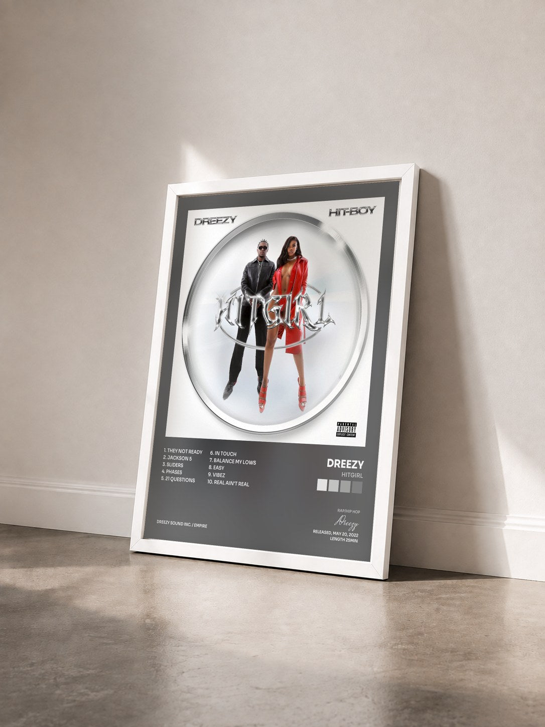#blanc Tableau de l'album HITGIRL de Dreezy vu de trois quarts, cadre blanc