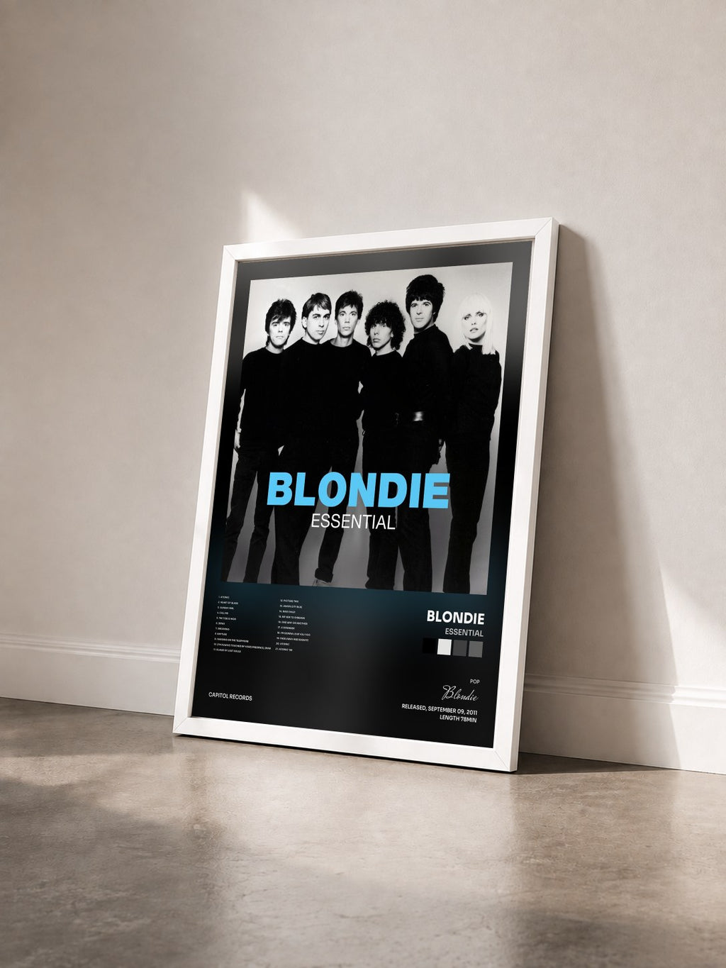 #blanc Tableau de l'album Essential de Blondie vu de trois quarts, cadre blanc