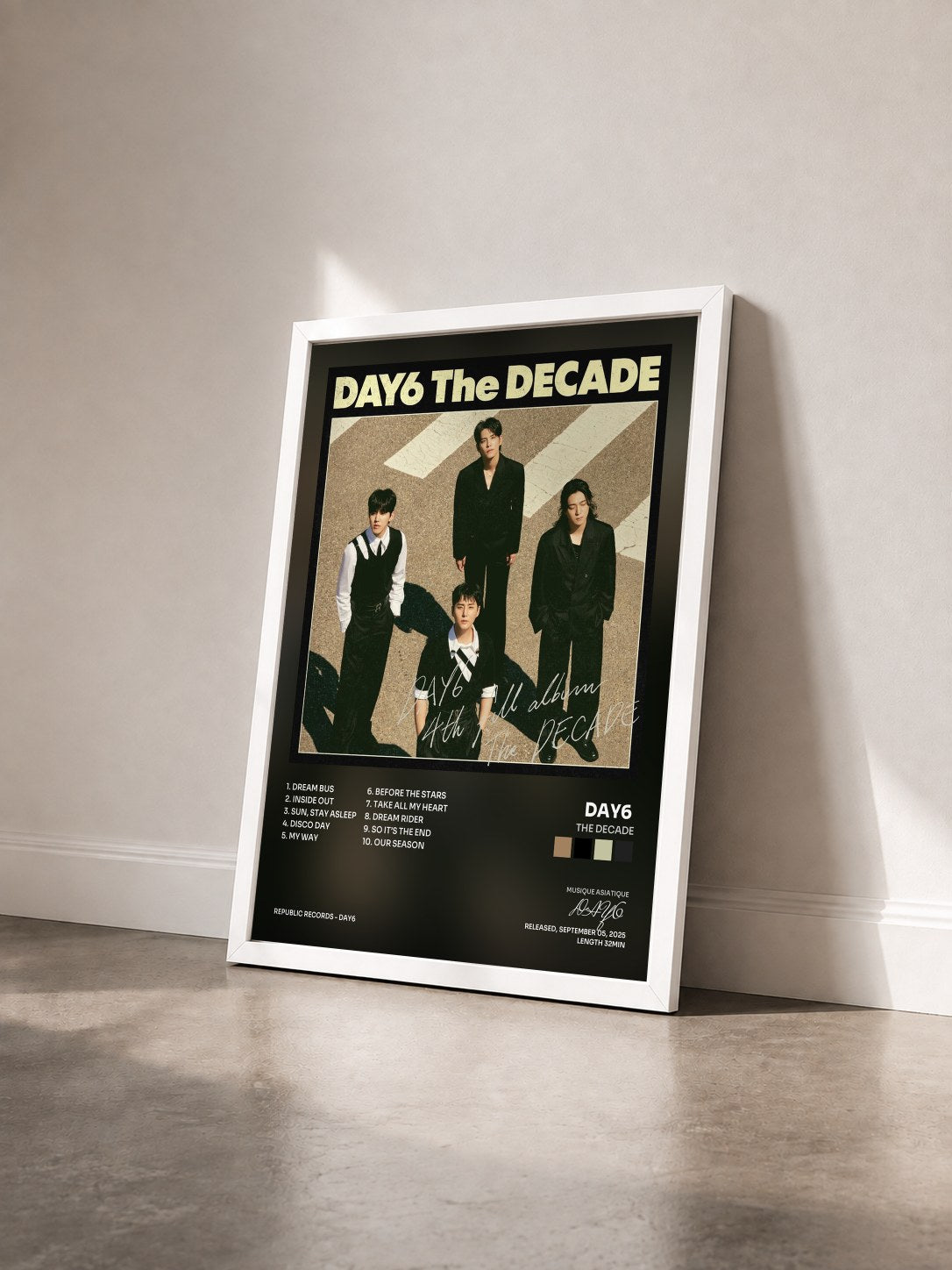 #blanc Tableau de l'album The DECADE de DAY6  vu de trois quarts, cadre blanc