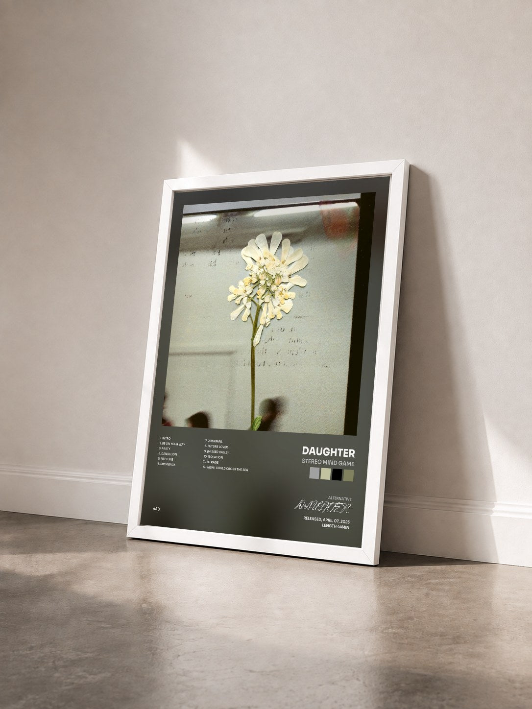 #blanc Tableau de l'album Stereo Mind Game de DAUGHTER vu de trois quarts, cadre blanc