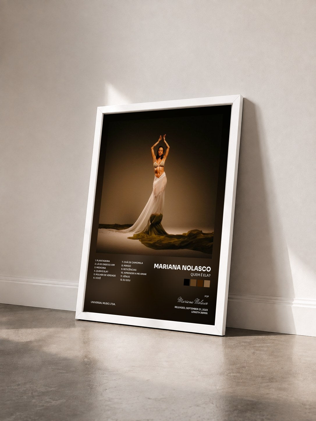 #blanc Tableau de l'album Quem É Ela? de Mariana Nolasco vu de trois quarts, cadre blanc