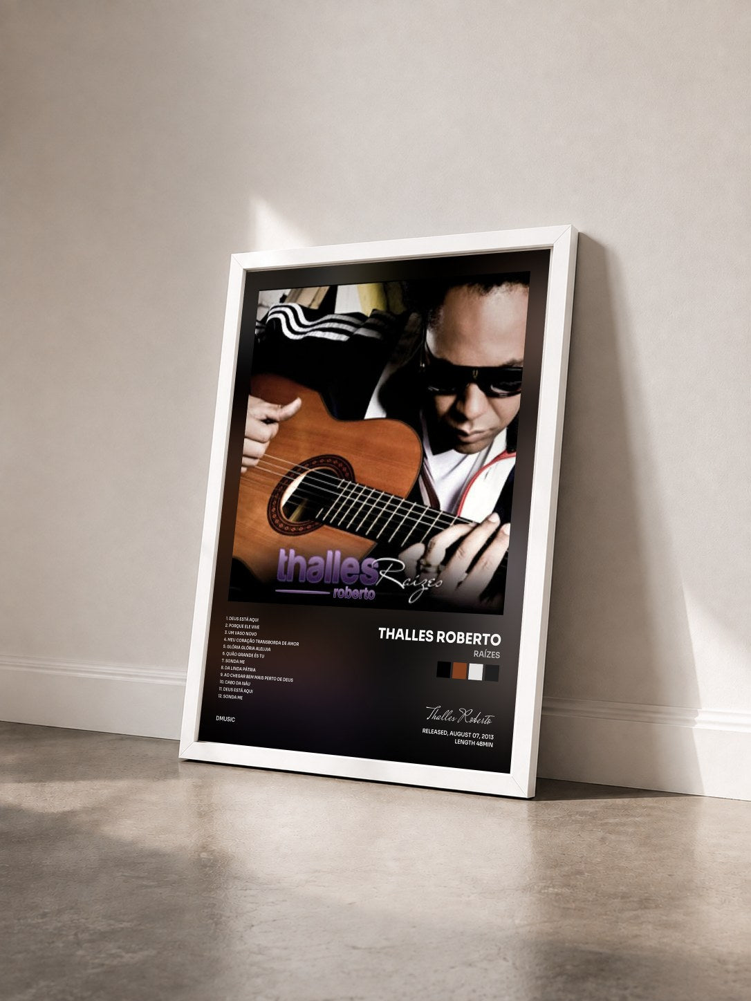#blanc Tableau de l'album Raízes de Thalles Roberto vu de trois quarts, cadre blanc