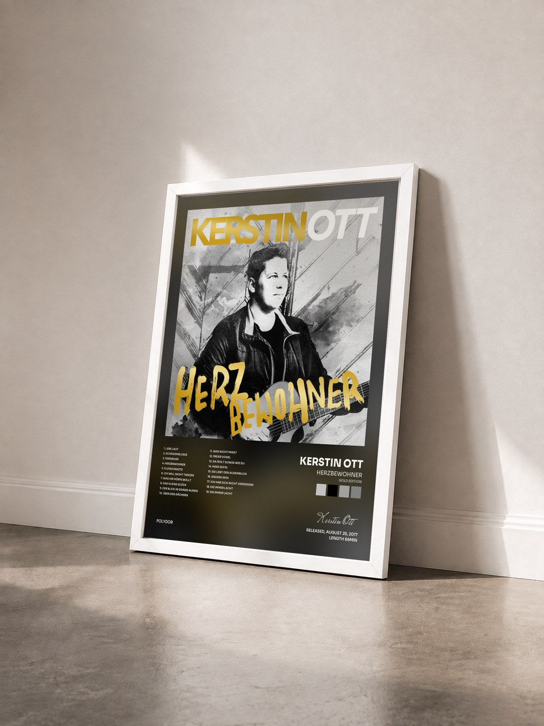 #blanc Tableau de l'album Herzbewohner (Gold Edition) de Kerstin Ott vu de trois quarts, cadre blanc