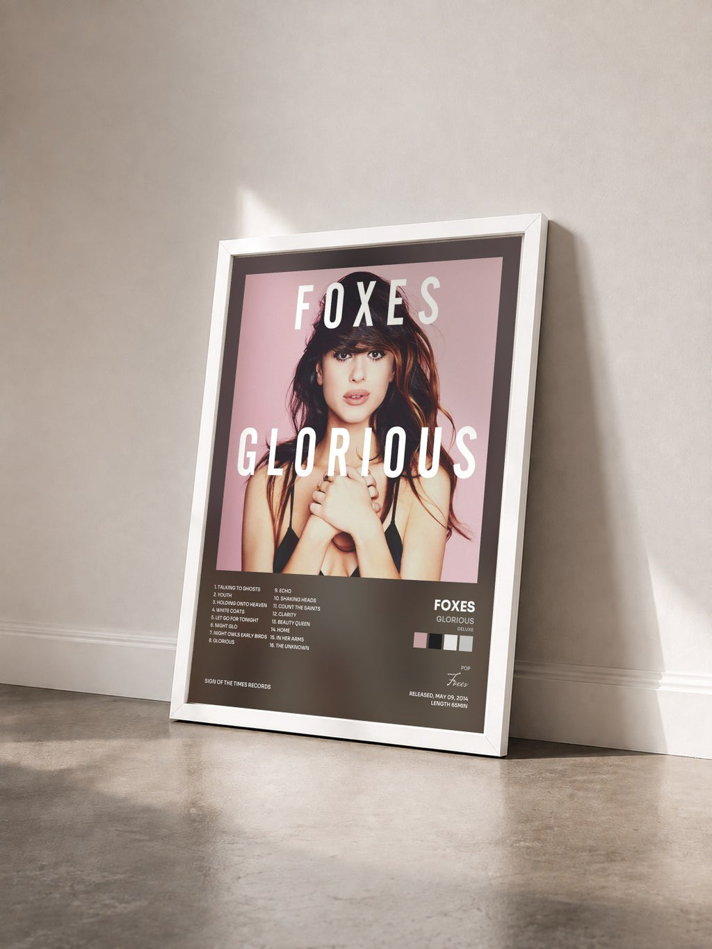 #blanc Tableau de l'album Glorious (Deluxe) de Foxes vu de trois quarts, cadre blanc