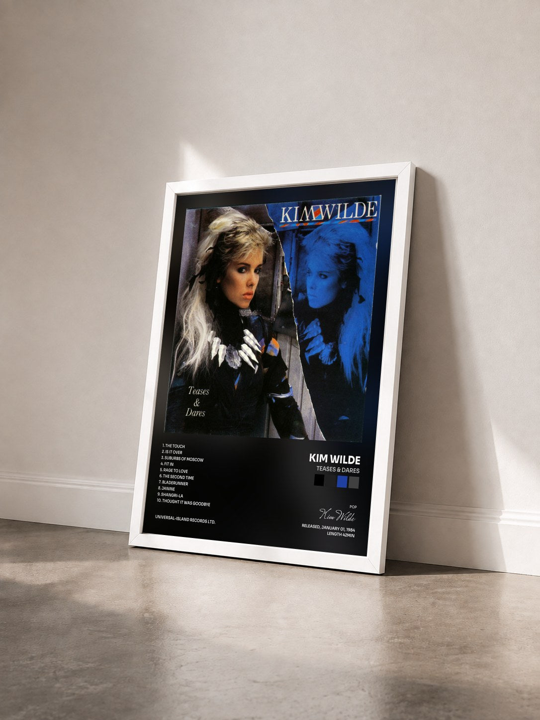 #blanc Tableau de l'album Teases & Dares de Kim Wilde vu de trois quarts, cadre blanc