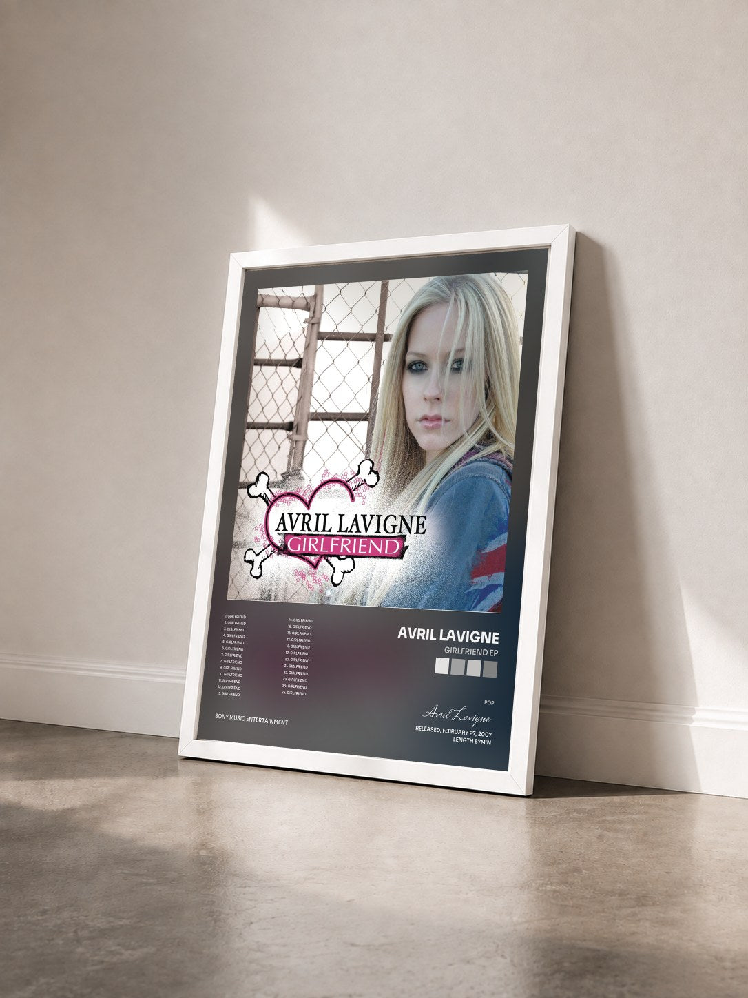 #blanc Tableau de l'album Girlfriend EP de Avril Lavigne vu de trois quarts, cadre blanc