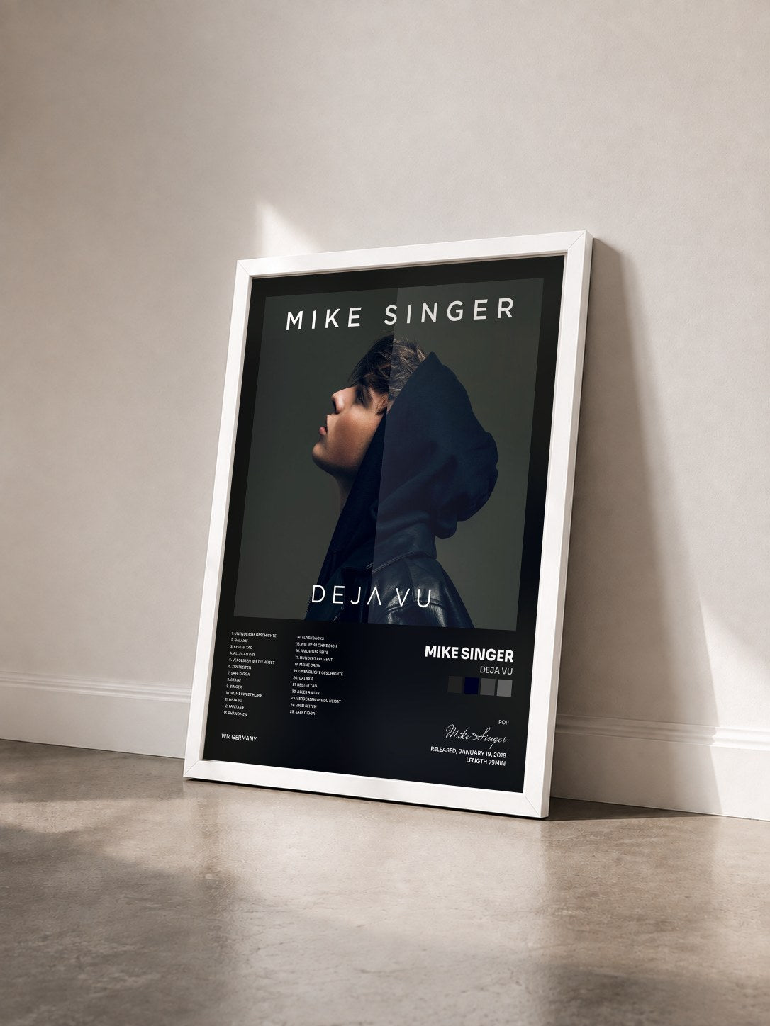 #blanc Tableau de l'album Deja Vu de Mike Singer vu de trois quarts, cadre blanc