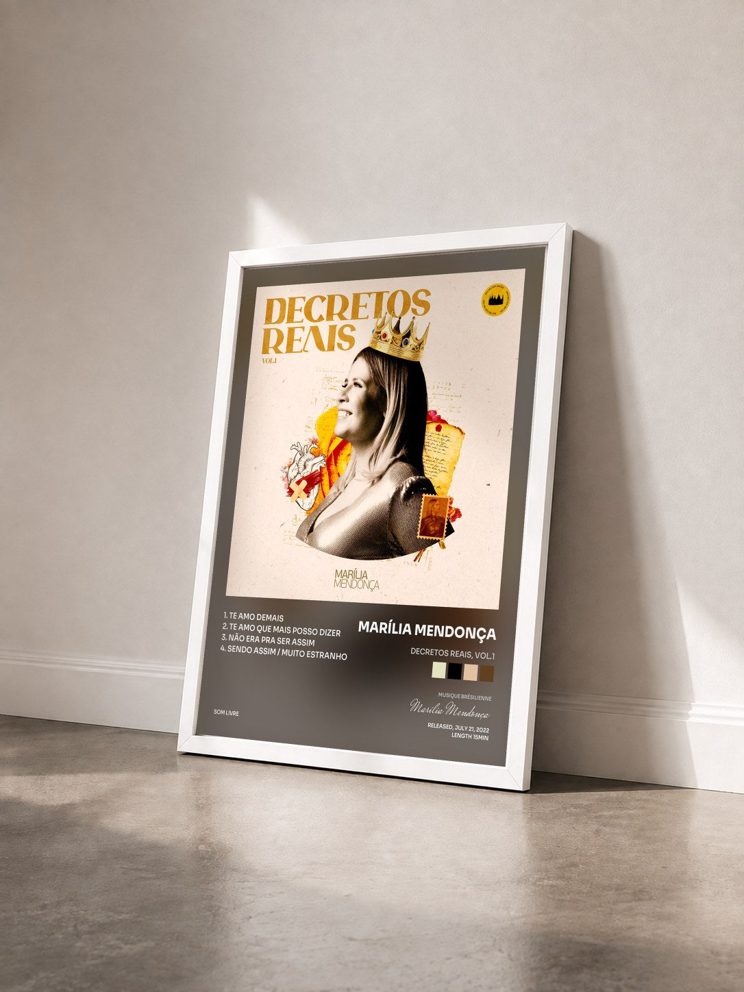 #blanc Tableau de l'album Decretos Reais, Vol.1 de Marília Mendonça vu de trois quarts, cadre blanc
