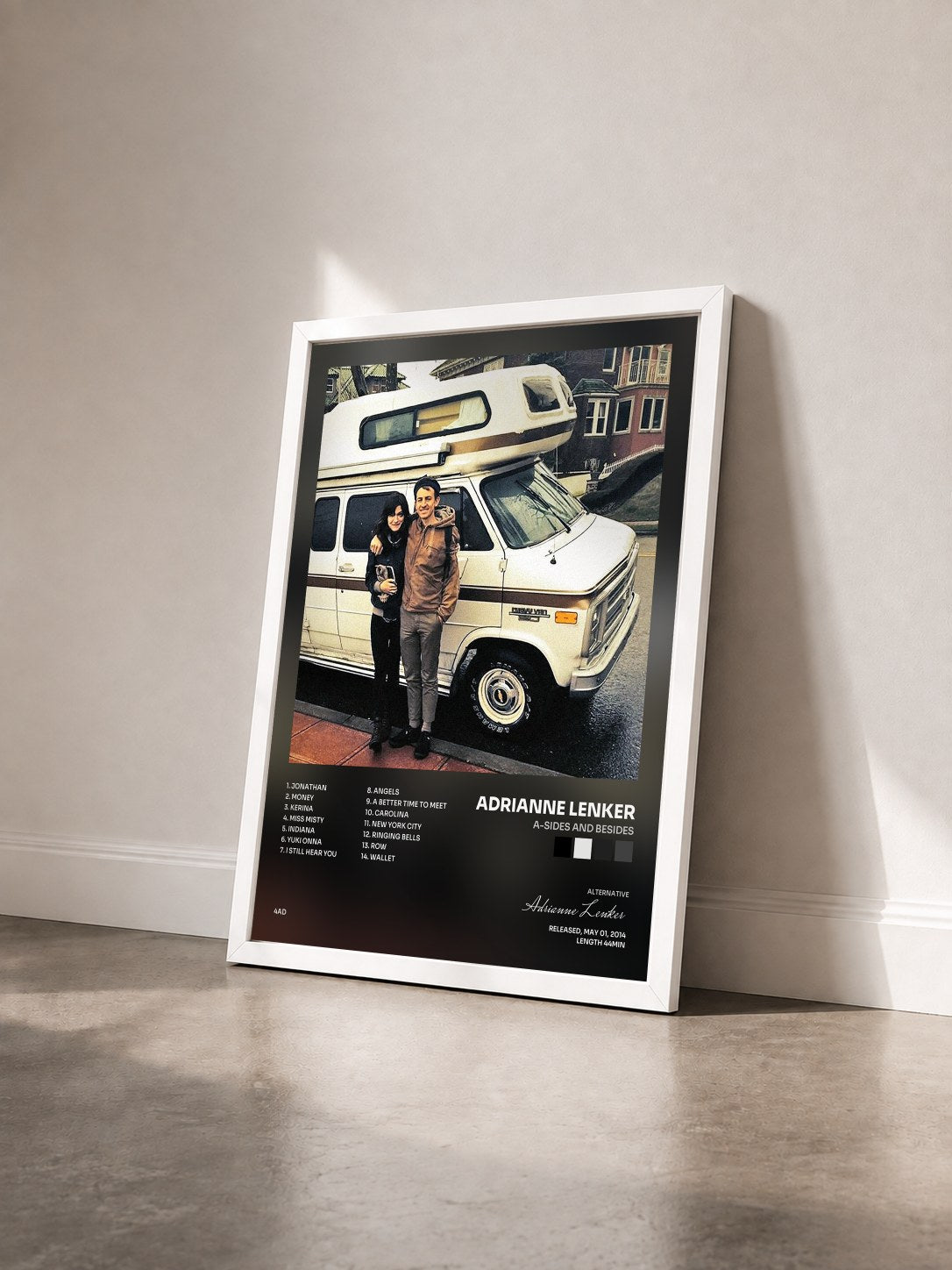 #blanc Tableau de l'album a-sides and besides de Adrianne Lenker vu de trois quarts, cadre blanc
